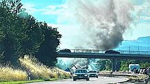 Weithin sichtbar war die Rauchsäule nach einem verhängnisvollen Unfall auf der Bundesstraße B33 bei Steißlingen. Eine 23-jährige ...