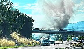 Weithin sichtbar war die Rauchsäule nach einem verhängnisvollen Unfall auf der Bundesstraße B33 bei Steißlingen. Eine 23-jährige ...