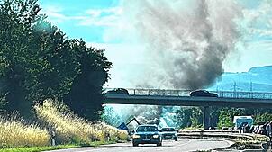 Weithin sichtbar war die Rauchsäule nach einem verhängnisvollen Unfall auf der Bundesstraße B33 bei Steißlingen. Eine 23-jährige ...