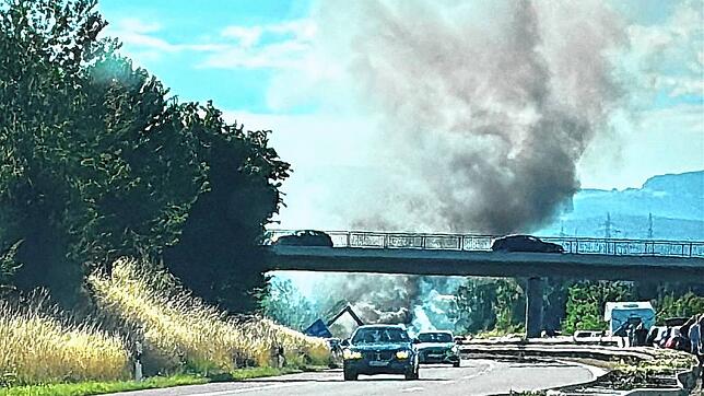 Weithin sichtbar war die Rauchsäule nach einem verhängnisvollen Unfall auf der Bundesstraße B33 bei Steißlingen. Eine 23-jährige ...