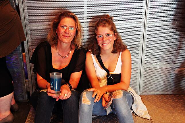 Sabine Lövenich und Tochter Amina (von links) sind das erste Mal gemeinsam auf einem Konzert. „Nena ist eine Sängerin, die finden ...
