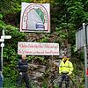 Sie lassen nicht locker: Herbert Nägele, Roland Lauber, Stephan Marder und Ulrich Winkler (von links) nachdem sie das Transparent (oben) ...