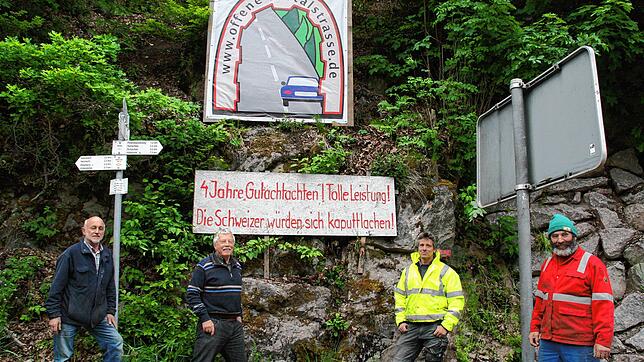 Sie lassen nicht locker: Herbert Nägele, Roland Lauber, Stephan Marder und Ulrich Winkler (von links) nachdem sie das Transparent (oben) ...