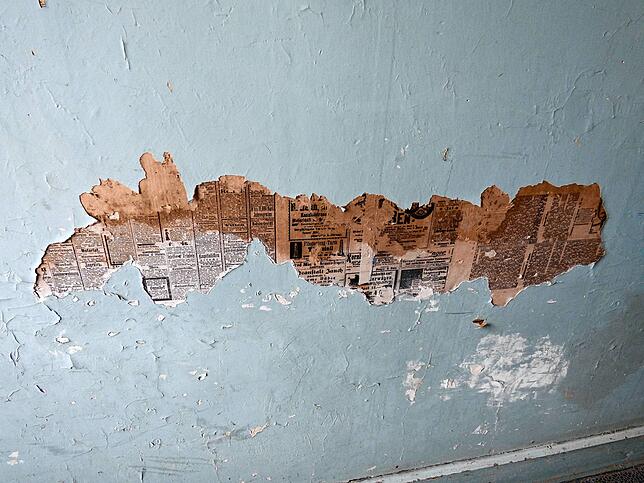 Die Zeitungen in der Wand zeugen von einer langen Geschichte. Der SÜDKURIER ist es nicht.