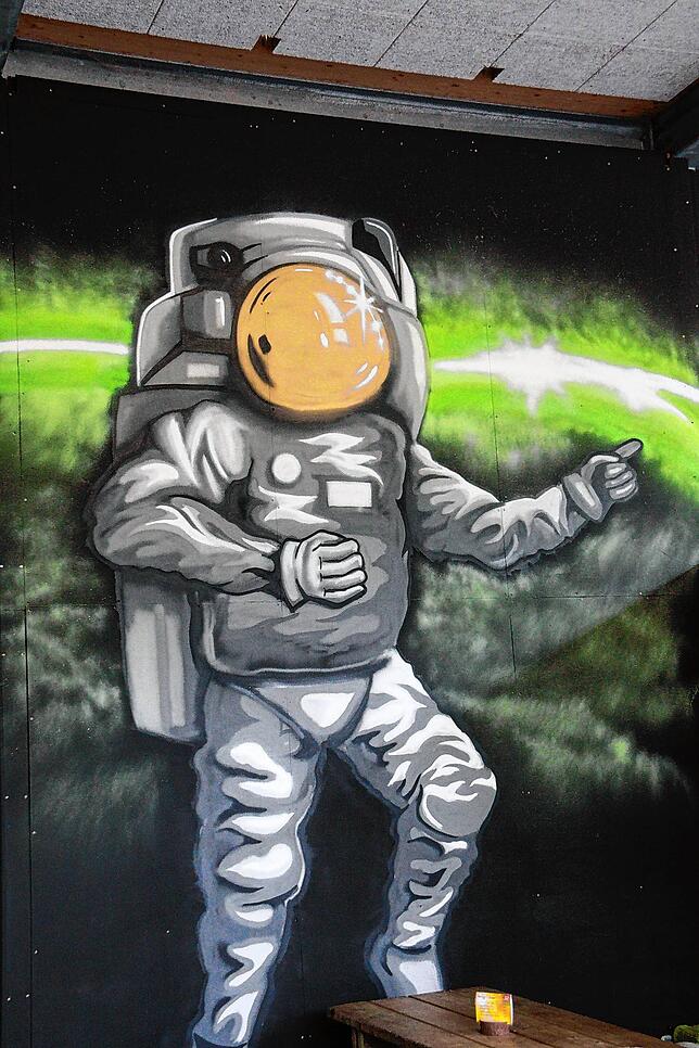 Überlebensgroß blickt der Astronaut von Graffitikünstler Jonas Fehlinger auf die neu gestaltete Spaceworld in der Spielscheune Unterkirnach.