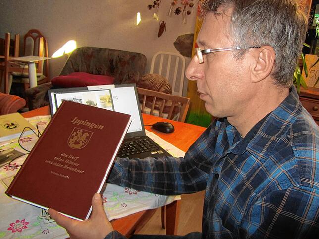 Wilhelm Butschle mit seiner Häuserchronik: In dem Buch hat er auf 300 Seiten alle bis zum Zweiten Weltkrieg erstellten Ippinger ...