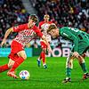 Freiburgs Noah Weißhaupt (l) und Gladbachs Luca Netz kämpfen um den Ball.