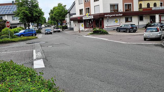 An chadhaften Stellen sollen die Ortsdurchfahrten Stetten und Frohnstetten saniert werden. Die Gemeinde lässt die roten Pflastersteine ...