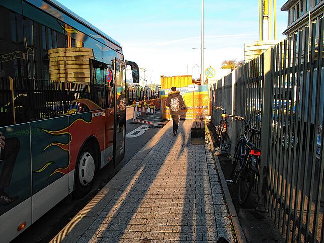 Die Busse des Schienenersatzverkehrs zwischen Immendingen und Konstanz fahren hinter dem Bahnhof in Singen vor der Maggi ab.