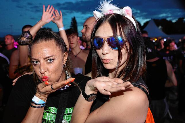 Bild 4: Elektro-Fans versammeln sich am See: Klein Venedig wird am Samstagabend zur Freiluftparty