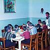 Kinder essen Mittag im Speisaals des früheren Kinderkurheims &bdquo;Schuppenhörnle&ldquo; in Feldberg-Falkau. Viele der Betroffenen ...