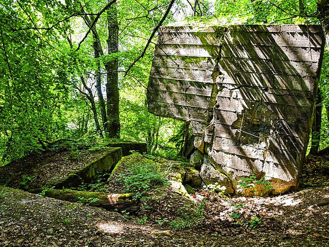 Überreste der Fundamente für die damaligen Transformatoren des V2-Testgeländes sind noch heute im Wald bei Raderach zu sehen.