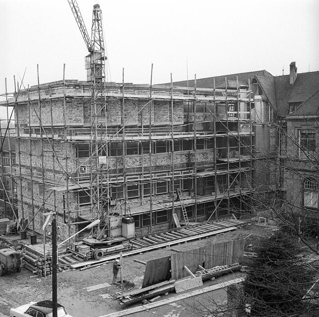 1964: Der Rohbau für den ersten Bauabschnitt ist noch eingerüstet. In den Nordflügel kommen Aufnahme, Verwaltung, Ambulanz, die Kapelle ...