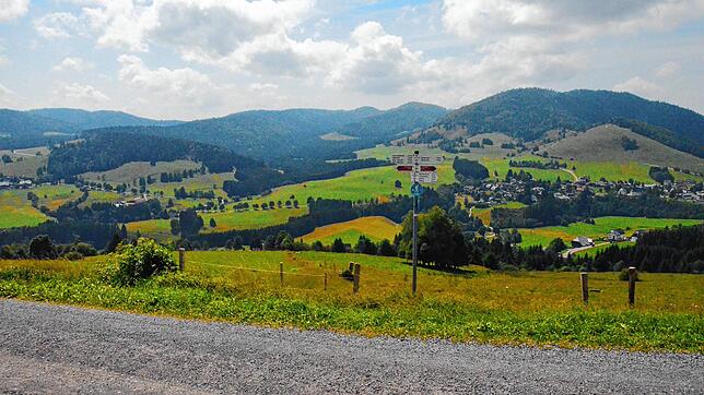 Auf der Fläche links des Schildes hätte die Panoramahütte gebaut werden sollen.