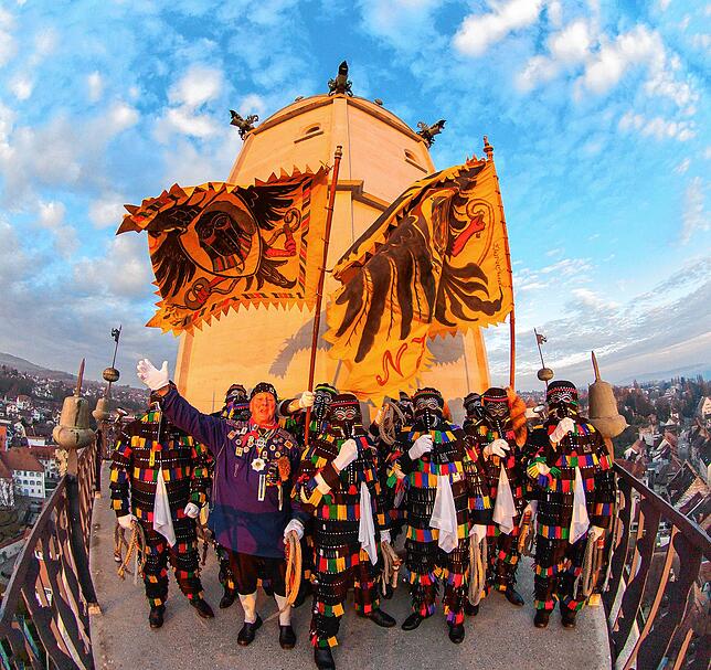 Der Überlinger Hänsele ist eine der ältesten Figuren in der schwäbisch-alemannischen Fastnacht. Hier 2019 ganz oben auf dem Münsterturm ...