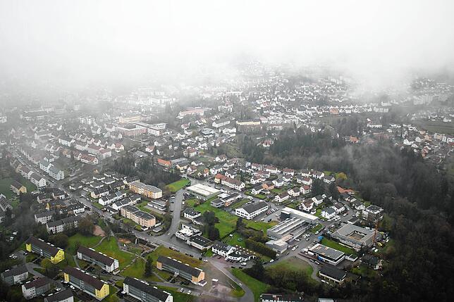 Mehr als 200 Meter über dem Boden sehen Gebäude und Autos aus wie Spielzeuge.