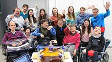 Das Team des HFU-Campus Tuttlingen feiert mit den Musikern und Betreuenden der Tuttlinger Lebenshilfe das Projektergebnis.