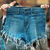 Zerrissene Jeans: Viele Jugendliche gehen in Kleidung zur Schule, die ihre Eltern für Modesünden halten.