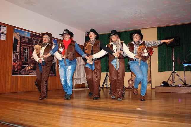 Bild 13: Gasthaus in Aftholderberg im Zeichen der Cowgirls – Schunkeln und Mitsingen beim Weiberball!