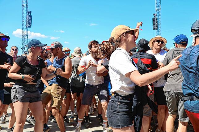 Bild 14: Moshpit und Feierlaune vor den Bühnen: Das sind die besten Southside-Bilder aus den ersten Reihen