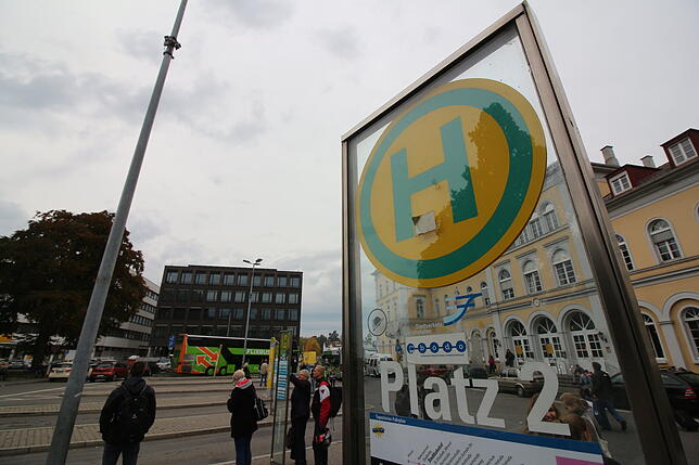 Für eine Überdachung der Bushaltestellen vor dem Stadtbahnhof von Friedrichshafen machten sich Jugendliche in Friedrichshafen stark.