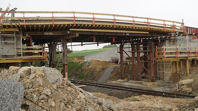 Das einzige neue Brückenbauwerk, welches auf der Strecke Höllentalbahn Ost neu gebaut wurde, ist die Brücke in Bachheim.