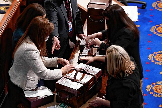 Mitarbeiter schließen Kisten mit den Stimmen der Wahlleute (“Electoral College„) nach einem Einspruch gegen die Bestätigung ...
