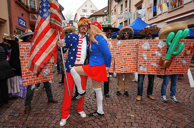 Den amerikanischen Präsidenten Donald Trump und seine Idee von einer Mauer zu Mexiko stellt diese Narrenguppe dar.