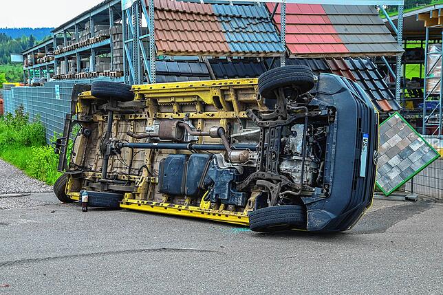 Der Transporter bleibt nach dem Unfall auf der Seite liegen.