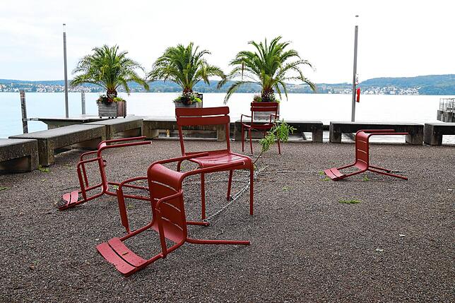 Umgestürzte Stühle am Mantelhafen in Überlingen.
