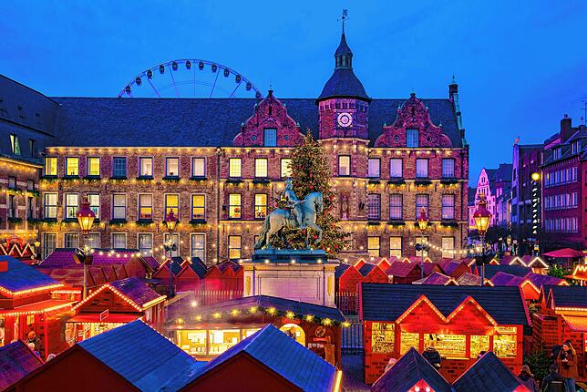 Der Weihnachtsmarkt in Düsseldorf auf dem Rathausplatz.