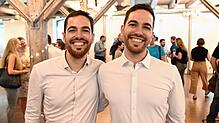 Die Zwillingsbrüder Philipp und Christoph Stolz. Philipp, der Leiter der Stabsstelle Digitalisierung in Schorndorf ist, steht links.