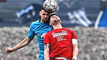 Spitzenspiel: Pascal Störk (hinten) und der SV Buch führten lang beim VfR Bad Bellingen, ehe Tim Schillinger (vorn) die Partie mit ...