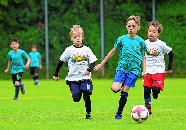 Bild 36: Beim großen Fußballturnier der Radolfzeller Grundschüler zeigen die Nachwuchskicker ihr Talent