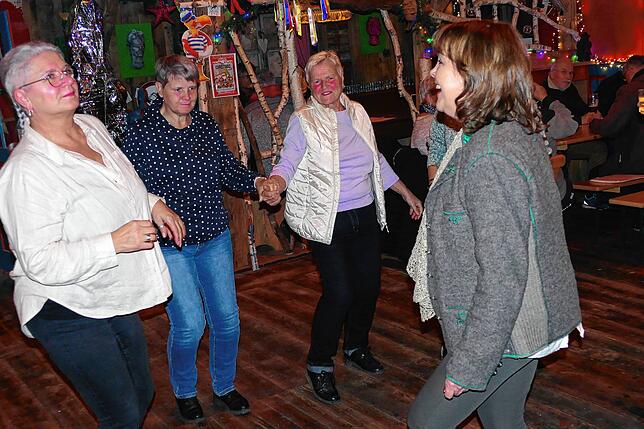 Bild 7: Gäste feiern Après-Ski-Party im Gasthaus „Löwen“ zur Musik von DJ Aleks. Hüttengaudi ist ein Hit.