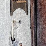 Unbewohnt: Nur ein alter Name kündet am Klingelschild davon, dass in der Brauneggerstraße 25 eigentlich jemand wohnen könnte. Doch auch ...