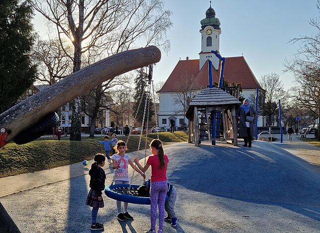 Der Spielplatz im Mehrgenerationenpark im Irmapark in der Stadtmitte ist immer gut besucht. Gerne werden Nestschaukel, Klettergerüst und ...