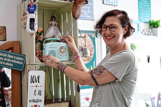 Antenne statt Internet: In ihrem mit Accessoires und kleinen Schmuckstücken übersäten Salon hatte Friseurmeisterin Delia Schmidt auch ...