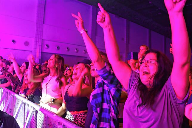 Einige treue Fans der Schlager-Sängerin sind nach Radolfzell gekommen und singen jeden Hit textsicher mit.