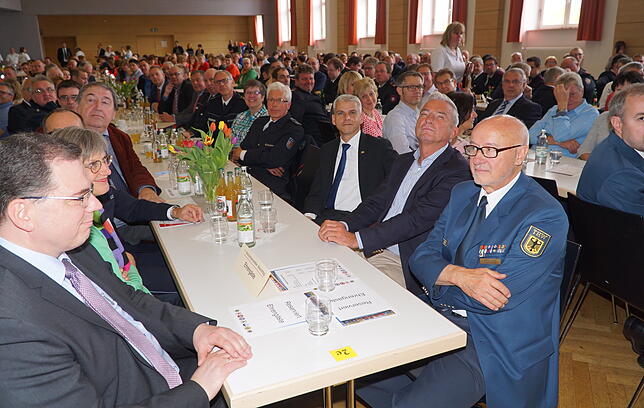 Der Blaulichttag lockt viele Besucher ins Städtle, darunter auch Innenminister Thomas Strobl (Zweiter in der rechten Reihe).