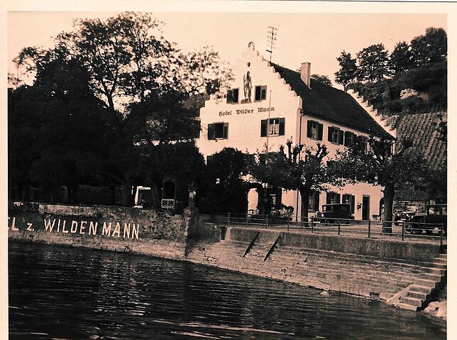 Der Wilde Mann kurz nach der Sanierung 1928 durch Heinrich Sulger, der das Bild eines Wilden Mannes an der zum See hingewandten Fassade ...