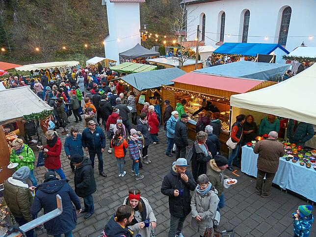 Zum zehnten Mal erweist sich der kleine Weihnachtsmarkt in Nußbach als Besuchermagnet.