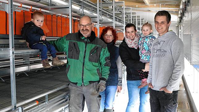 Familie Bucher hat den Milchbetrieb aufgegeben und investiert in einen besonders tiergerechten Hühnerstall mit 7810 Tieren. Von links: ...