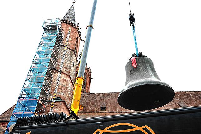 Die Glocke wird millimetergenau in den Sattelzug abgelassen.