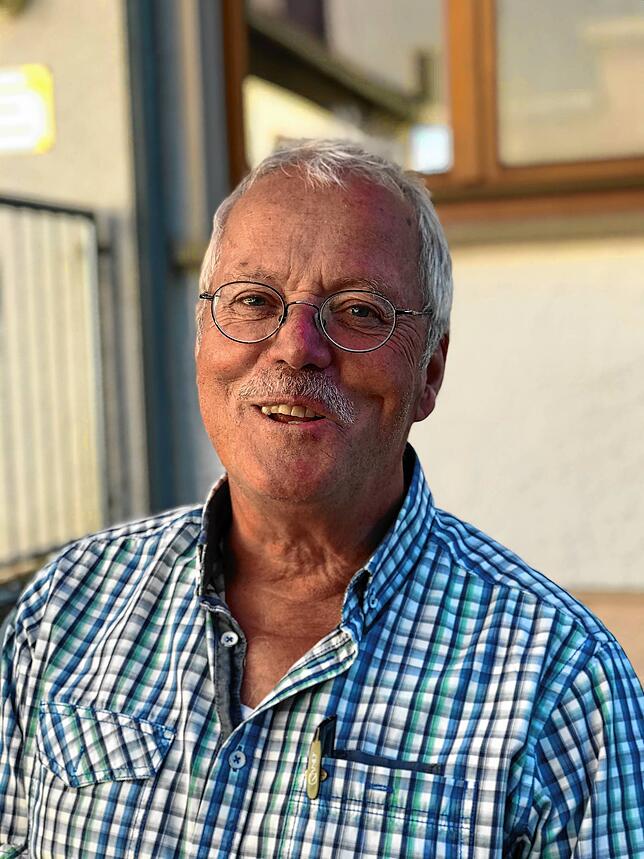 Feinwerktechniker Harald Vogelsang gehört zum festen Stamm des Reparaturcafés und freut sich, wenn er anderen mit seinem Know-How helfen ...