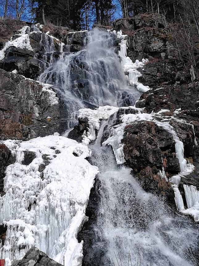 Der Todtnauer Wasserfall im Winterkleid.