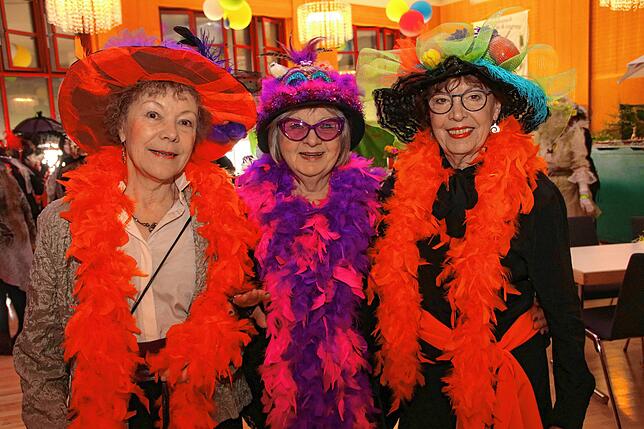 Endlich ist Wiiberfasnacht: Auch die drei Schönheiten beim Bad Säckinger Wiiberklatsch hatten sichtlich Freude daran.