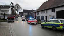 Feuerwehrleute und Polizei sind in der Gremlichstraße in Menningen im Einsatz. Der bei dem Brand entstandene Schaden beläuft sich auf ...