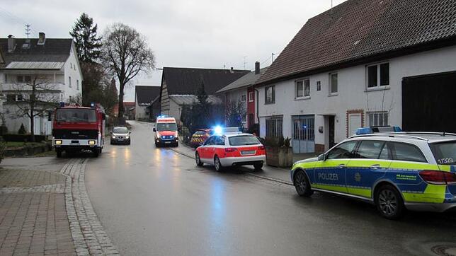 Feuerwehrleute und Polizei sind in der Gremlichstraße in Menningen im Einsatz. Der bei dem Brand entstandene Schaden beläuft sich auf ...