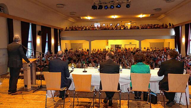 Volles Haus: Jürgen Winter am Rednerpult begrüßt etwa 600 Besucher im Bärensaal. Auf dem Podium Fachbereichsleiter Uwe Weisser, OB ...